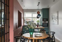 Фото - Двухэтажный дом с дизайнерской мебелью и цветными акцентами