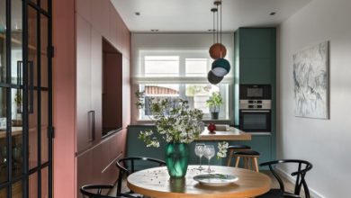 Фото - Двухэтажный дом с дизайнерской мебелью и цветными акцентами