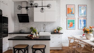 Фото - Яркие постеры в дизайне квартиры с лепниной в Стокгольме (82 кв. м)