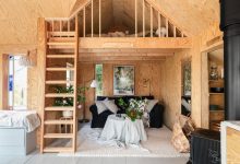 Фото - Традиционный снаружи, неожиданный внутри: дачный домик в Швеции