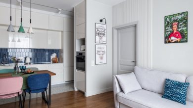 Фото - Уютная двушка 38 м² с белой кухней и ковром на стене